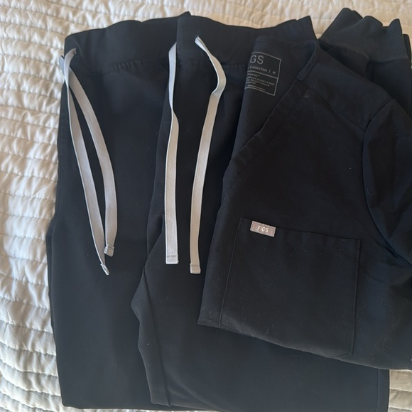 5 peice set of black figs scrubs Medium tops and MT joggers - Picture 2 of 3